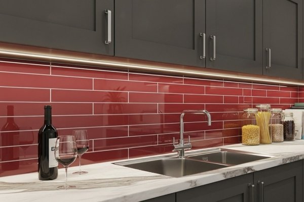 Use cores e texturas contrastantes no backsplash